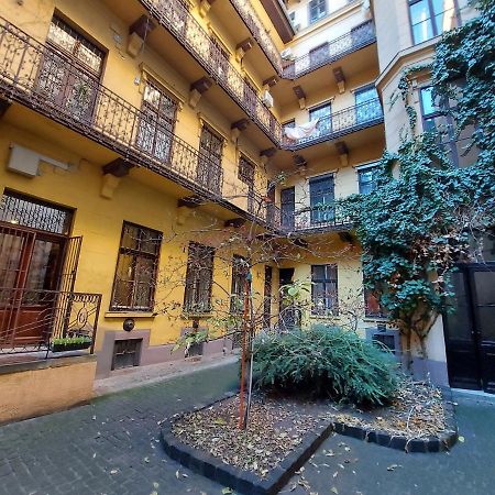 Ferienwohnung The Only Way Is Up! Budapest Exterior foto